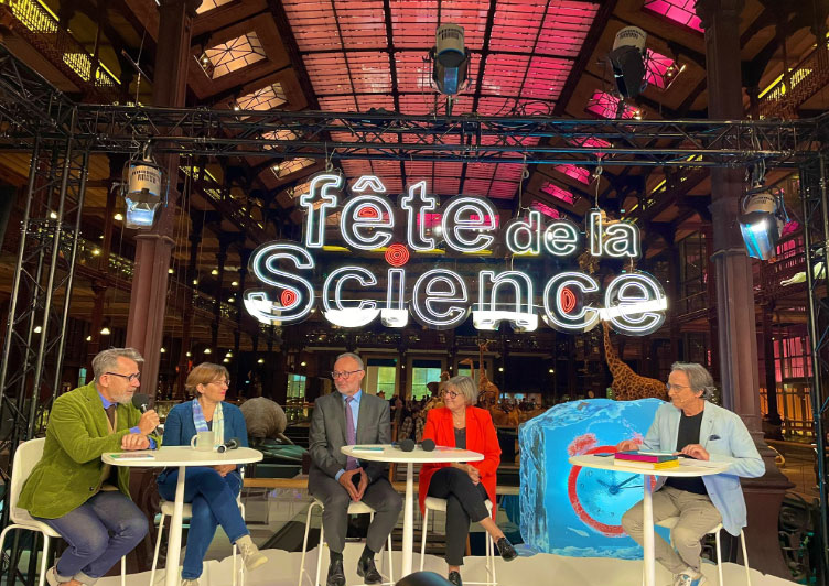 Fred Courant et 4 invités dans son émission Science en direct