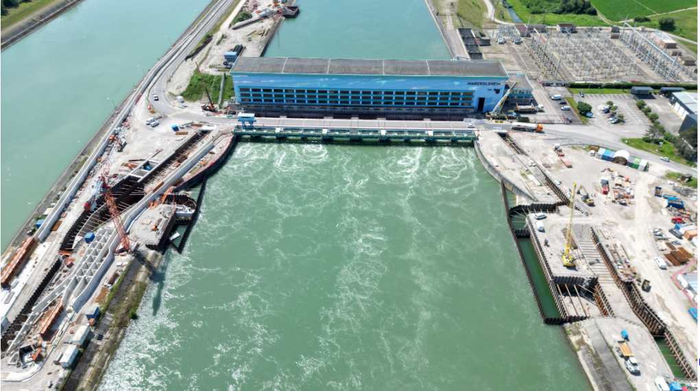 Vue aérienne usine hydroélectrique et chantier passe à poissons Marckolsheim