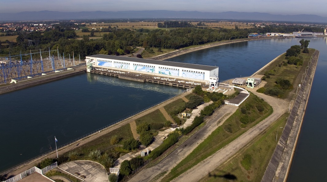 Vue panoramique sur la centrale hydroélectrique de Vogelgrun