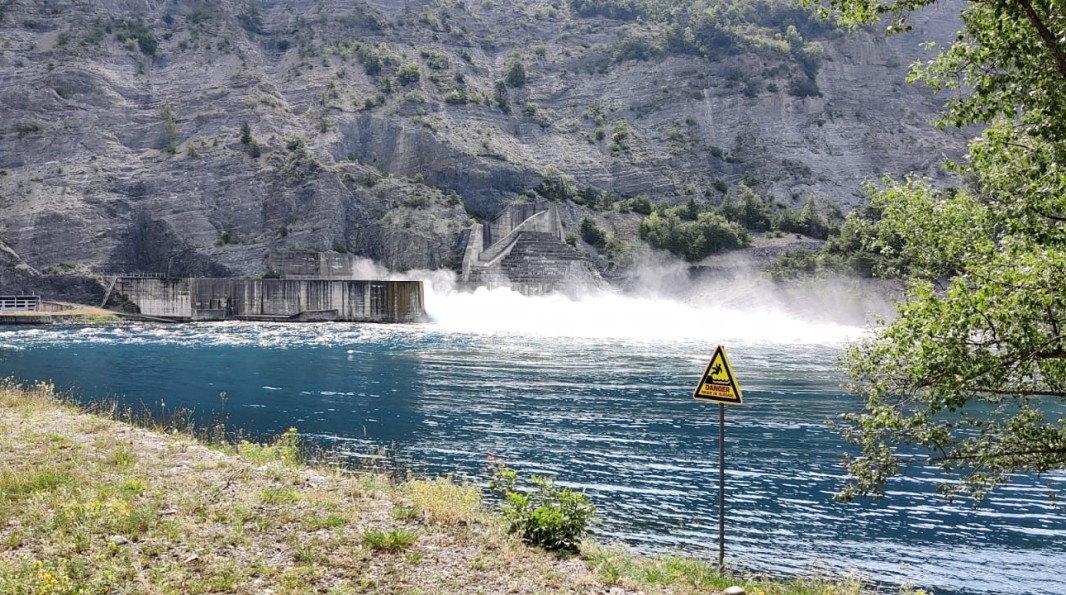 Essai d'ouverture des vannes de fond du barrage de Serre-Ponçon