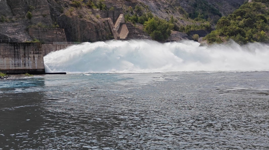 Essai d'ouverture des vannes de fond du barrage de Serre-Ponçon