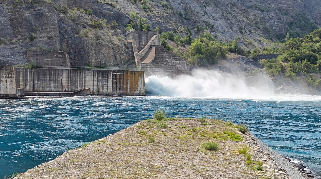 Essai d'ouverture des vannes de fond du barrage de Serre-Ponçon