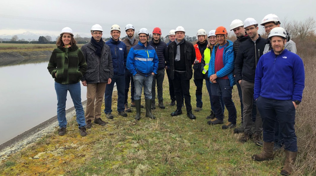 Visite le long du canal d'amenée de l'aménagement hydroélectrique d’EDF Hydro Sud-Ouest, futur lieu d’implantation du pilote