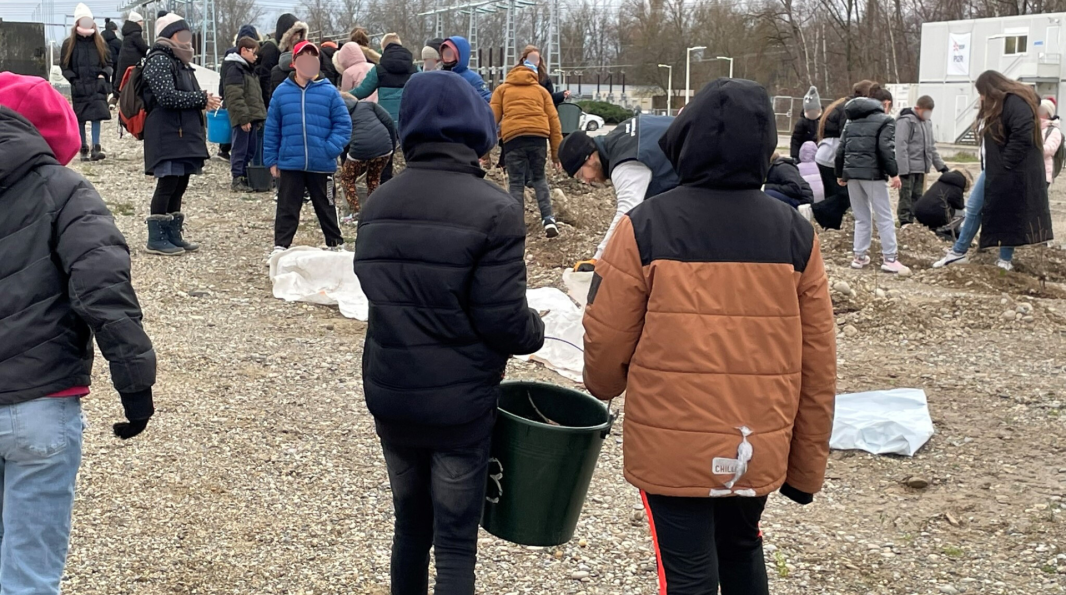 Les enfants transportent le terreau