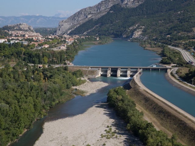 Vue du barrage de Saint-Lazare dans les Alpes de Haute Provence