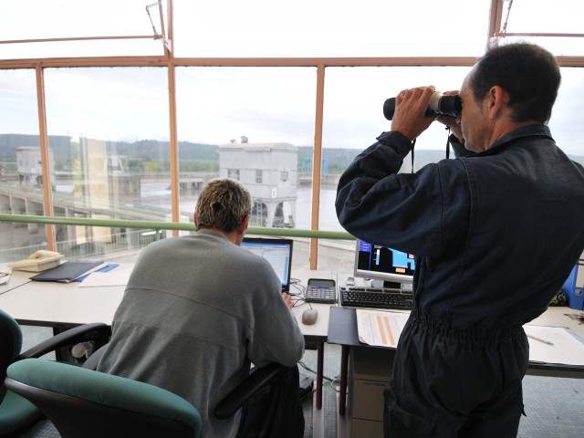 Deux agents sont au poste vigie durand le passage de la crue à Cadarache