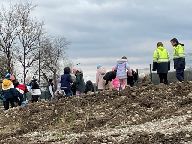 Opération renaturation sur le site EDF de Rhinau avec les enfants de l'école primaire