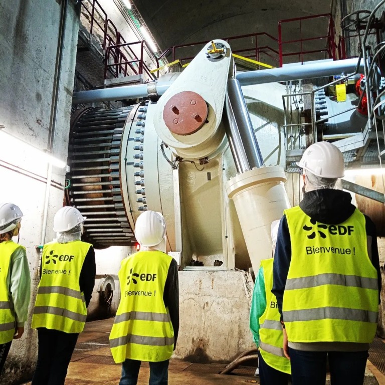 Visiteurs devant le robinet sphérique